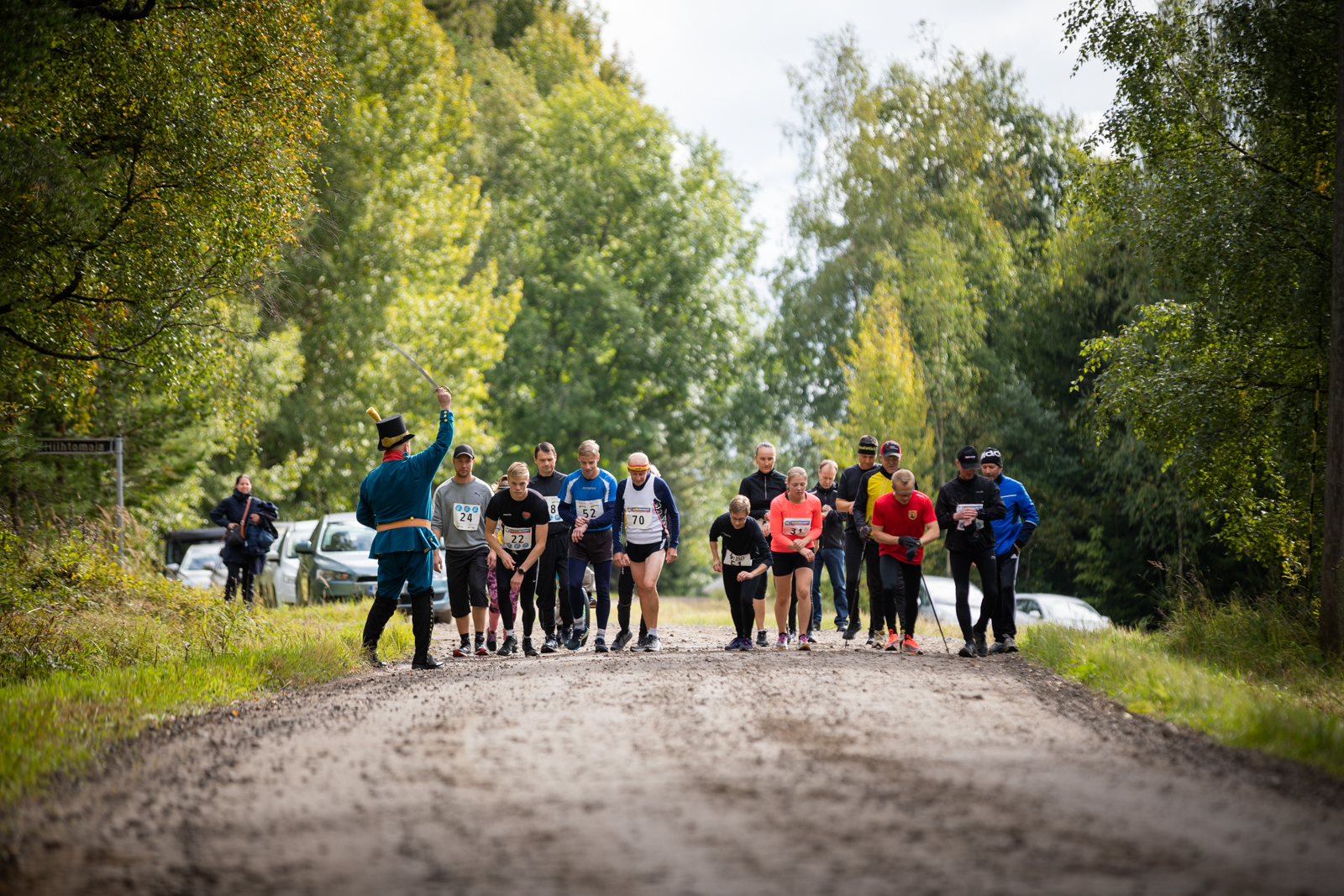 Vanhan sotatien juoksun osallistujat lähtevät matkaan.