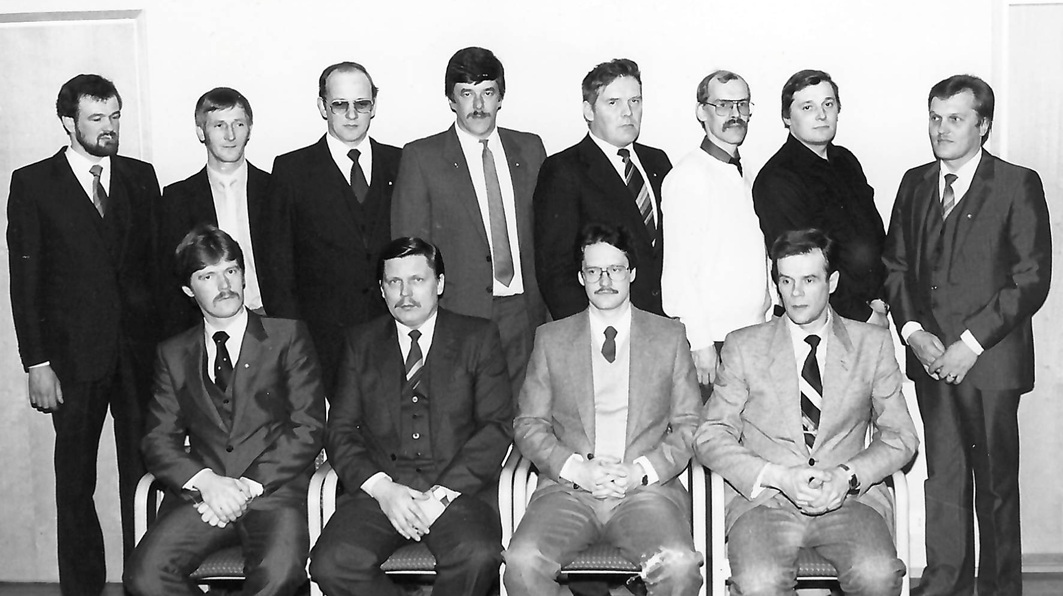 Kauhavan Reservinaliupseerit ry:n vuoden 1986 johtokunnan jäseniä ryhmäkuvassa.
